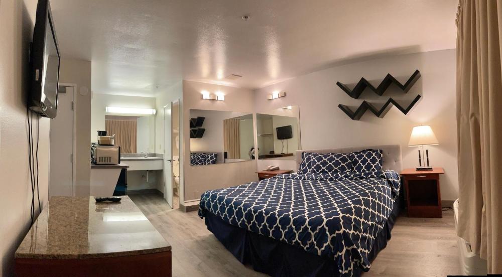 King Two-Bedroom Suite - Non-Smoking interior